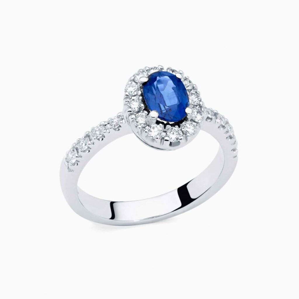Anillo solitario Elizabeth M en oro 18K con zafiro azul central y diamantes