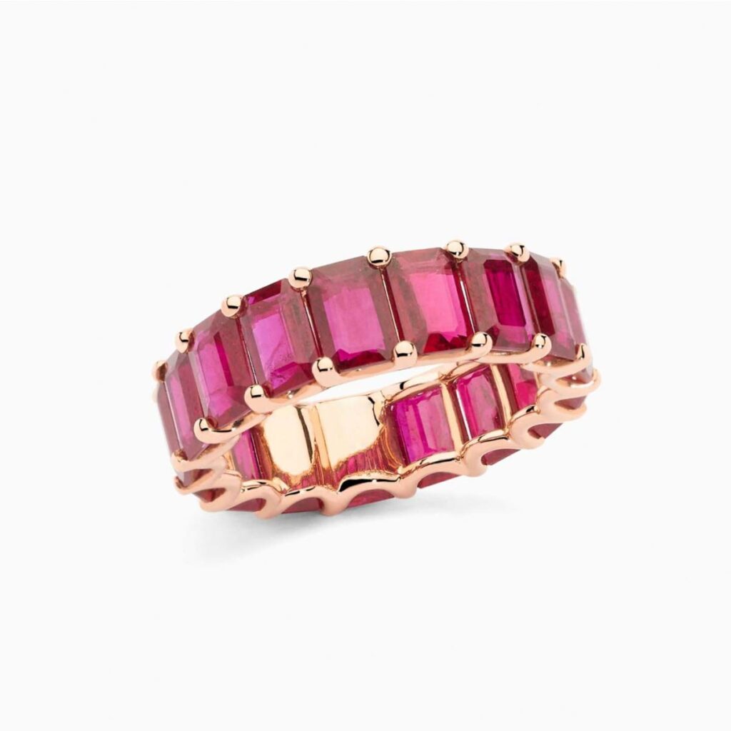 Anillo rivière Queen G en oro 18K con rubíes talla esmeralda de 10,32 quilates en total