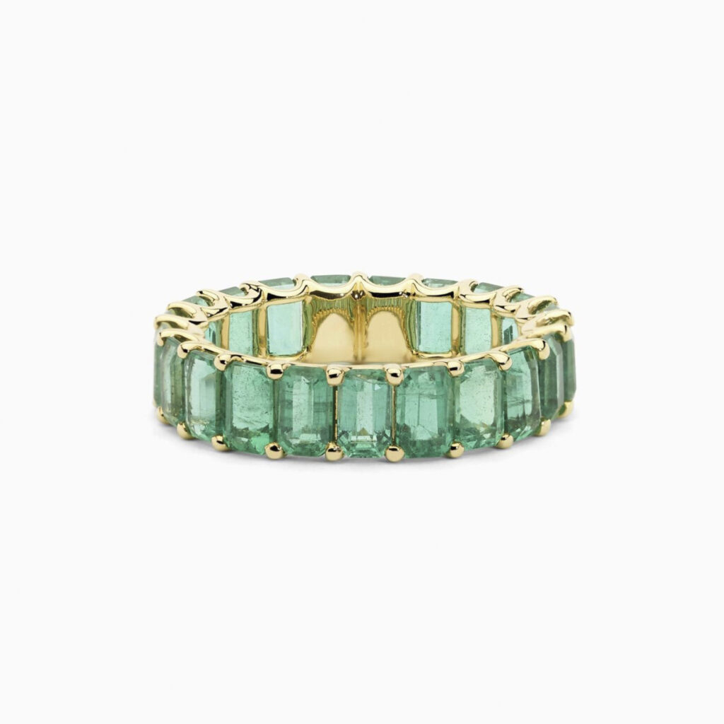 Anillo rivière Queen G en oro 18K con esmeraldas de 6,20 quilates en total