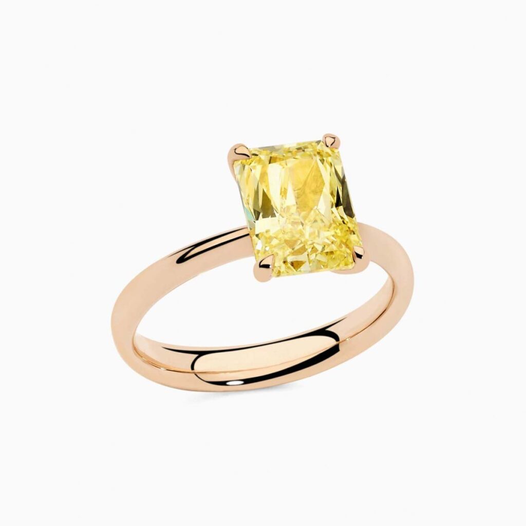 Anillo solitario Lucy G en oro 18K con diamante fancy amarillo talla radiant de 3,04 quilates