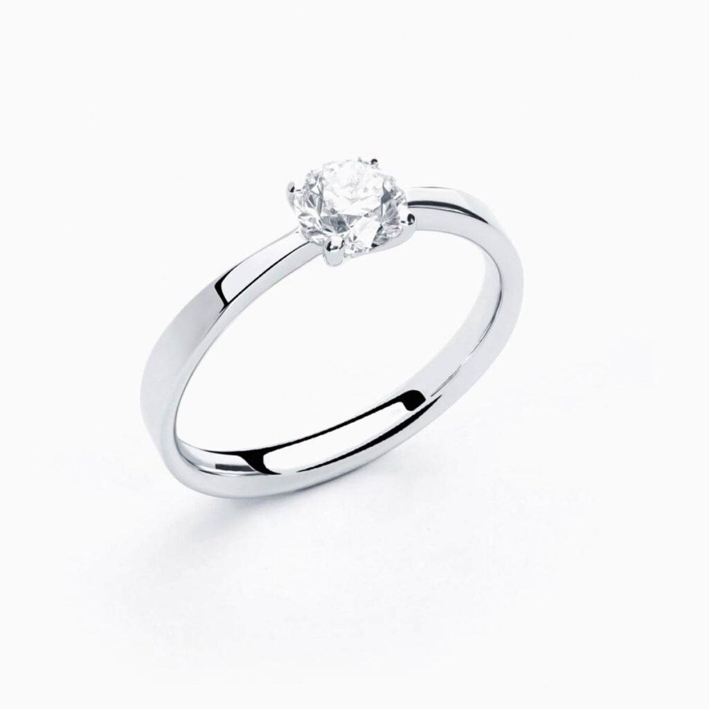 Anillo solitario Eva M en oro 18K con diamante central y diamante interior