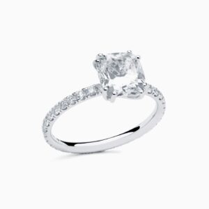 Anillo solitario pavé Elsa G en oro 18K con diamante central talla cushion y brazo con diamantes