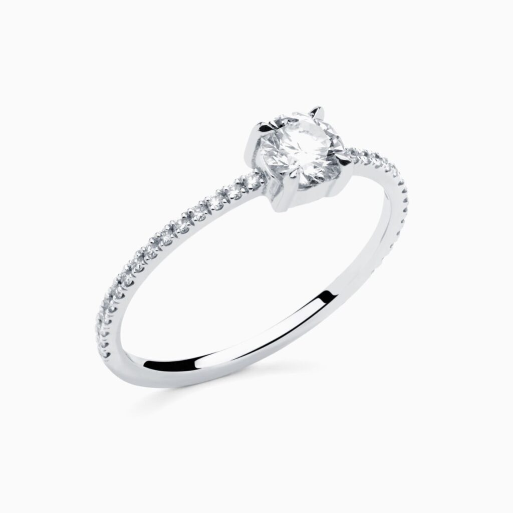 Anillo solitario pavé Poetic M en oro 18K con diamante central, brazo de diamantes y diamante interior