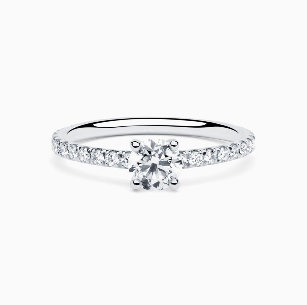 Anillo solitario pavé Emy M en oro 18K con diamante central y brazo de diamantes