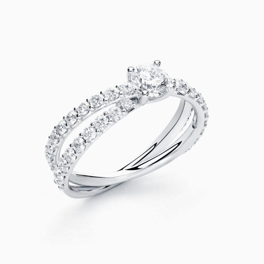 Anillo solitario pavé Emy Cross M en oro 18K con diamante central, brazo cruzado de diamantes y diamante interior