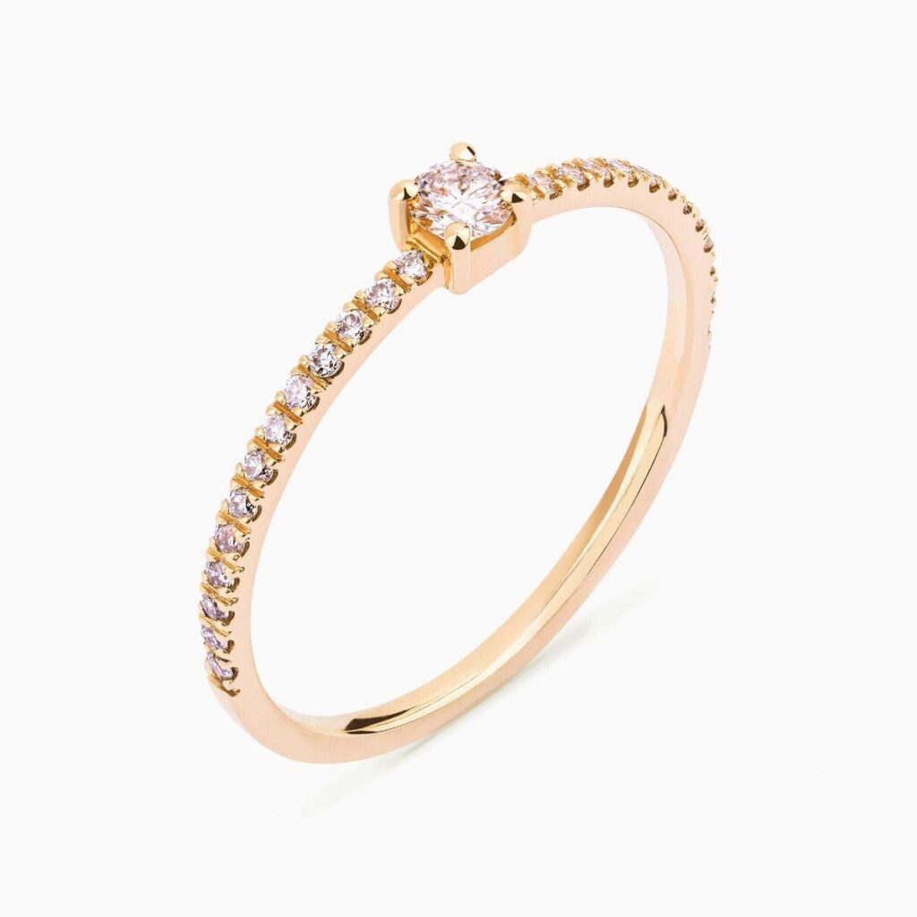Anillo solitario pavé Poetic P en oro 18K con diamante central y brazo con 30 diamantes