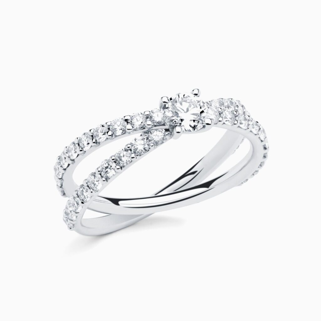 Anillo solitario pavé Emy Cross P en oro 18K con diamante central, brazo cruzado de diamantes y diamante interior