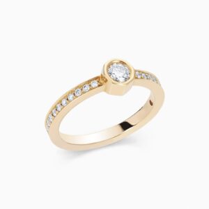 Anillo solitario pavé Torc P en oro 18K con diamante central y brazo con 24 diamantes